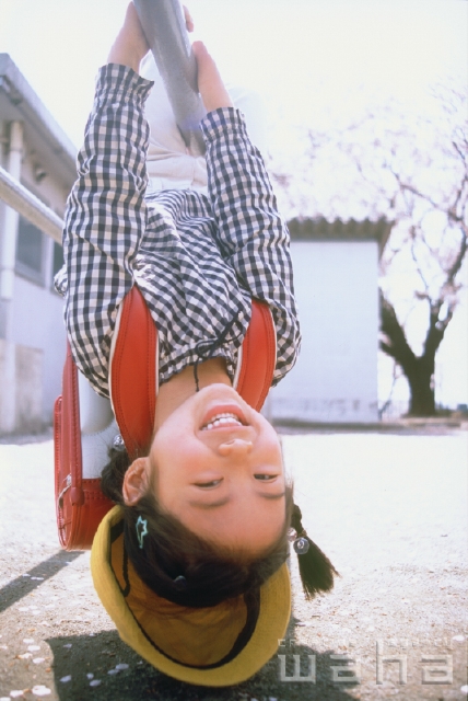 イラスト＆写真のストックフォトwaha（ワーハ）　人物、日本人、春、小学生、表情、ポーズ、元気、健康、子供、こども、子ども、季節、四季　pxg1-0015b-data