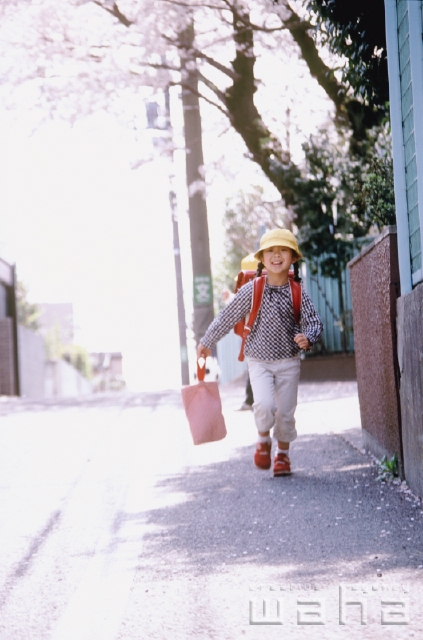 イラスト＆写真のストックフォトwaha（ワーハ）　人物、日本人、春、小学生、走る、子供、こども、子ども、季節、四季　pxg1-0020b-data