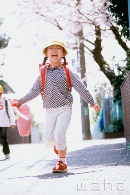イラスト＆写真のストックフォトwaha（ワーハ）　人物、日本人、春、小学生、表情、ポーズ、子供、こども、子ども、季節、四季　pxg1-0021b-data