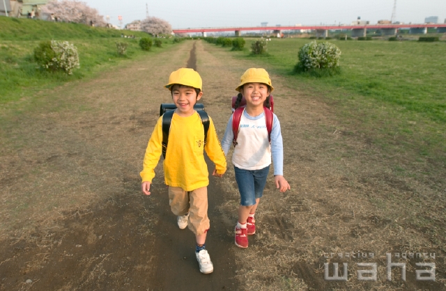 イラスト＆写真のストックフォトwaha（ワーハ）　人物、日本人、歩く、小学生、子供、こども、子ども　pxg1-0028b-data