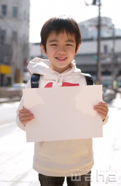 イラスト＆写真のストックフォトwaha（ワーハ）　人物、日本人、メッセージボード、小学生、子供、こども、子ども　pxg1-0040b-data