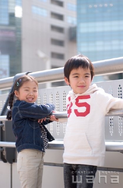 イラスト＆写真のストックフォトwaha（ワーハ）　人物、日本人、子供、小学生、街、街並み、街並、子ども、こども　pxg1-0043b-data