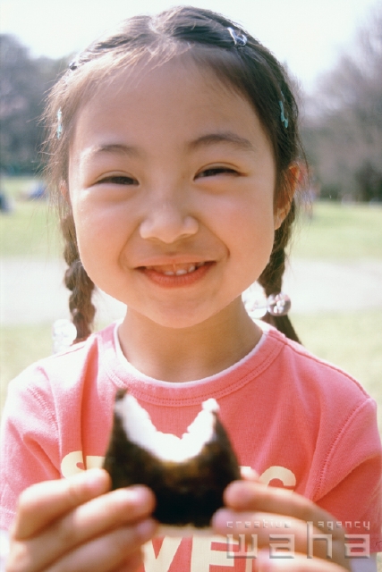 イラスト＆写真のストックフォトwaha（ワーハ）　人物、日本人、子供、小学生、表情、ポーズ、子供、笑顔、笑う、笑い、スマイル、子ども、こども　pxg1-0047b-data