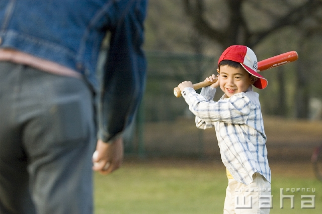 イラスト＆写真のストックフォトwaha（ワーハ）　人物、日本人、親子、公園、スポーツ、正面、上半身、野球、キャッチボール、バット、遊ぶ、あそぶ、あそび、遊ぶ、遊び、運動　t8fm-0040b