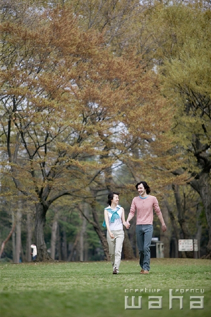 イラスト＆写真のストックフォトwaha（ワーハ）　人物、日本人、歩く、夫婦、公園、正面、全身、笑う、散歩、手をつなぐ、リフレッシュ、笑う、笑い、スマイル　t8fm-0048b