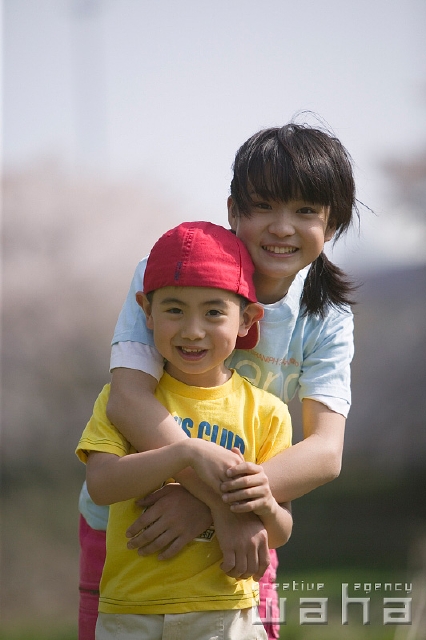イラスト＆写真のストックフォトwaha（ワーハ）　人物、日本人、子供、公園、正面、上半身、兄弟、お姉さん、弟、肩を抱く、子ども、こども　t8fm-0064b