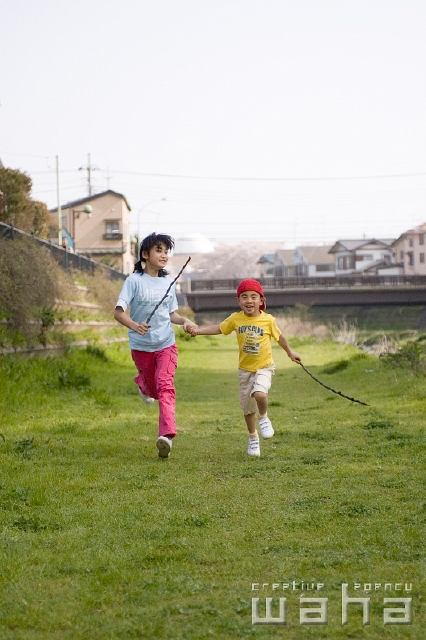 イラスト＆写真のストックフォトwaha（ワーハ）　人物、日本人、子供、公園、走る、正面、全身、兄弟、お姉さん、弟、遊ぶ、河川敷、手をつなぐ、あそぶ、あそび、遊ぶ、遊び、子ども、こども　t8fm-0071b