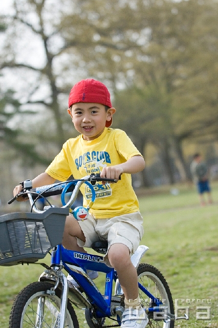 人物 日本人 子供 公園 自転車 正面 全身 遊ぶ 楽しい あそぶ あそび 遊ぶ 遊び 子ども こども フォト作品紹介 イラスト 写真のストックフォトwaha ワーハ