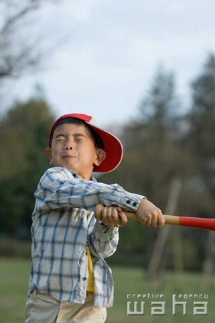 人物 日本人 スポーツ 子供 公園 表情 ポーズ 正面 上半身 遊ぶ 野球 キャッチボール バット 目を閉じる あそぶ あそび 遊ぶ 遊び 運動 子ども こども フォト作品紹介 イラスト 写真のストックフォトwaha ワーハ