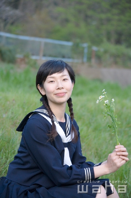イラスト＆写真のストックフォトwaha（ワーハ）　人物、日本人、春、学生、高校生、ピュア、横向き、正面、上半身、土手、花、季節、四季、季節、四季　t8st-0030b