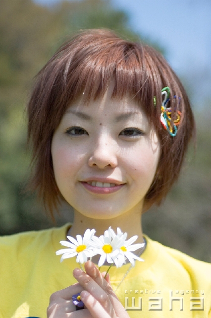 イラスト＆写真のストックフォトwaha（ワーハ）　人物、日本人、若者、春、ピュア、正面、上半身、花、季節、四季、季節、四季　t8yg-0014b