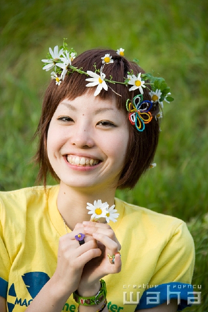 イラスト＆写真のストックフォトwaha（ワーハ）　人物、日本人、若者、春、ピュア、正面、上半身、公園、広場、芝生、リラックス、髪飾り、花輪、ティアラ、笑う、嬉しい、笑う、笑い、スマイル、季節、四季　t8yg-0060b