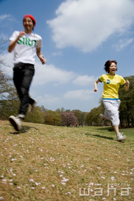 イラスト＆写真のストックフォトwaha（ワーハ）　人物、日本人、若者、走る、正面、全身、ローアングル、ブレ、リフレッシュ、楽しい、屋外、公園、広場、芝生、競争　t8yg-0094b