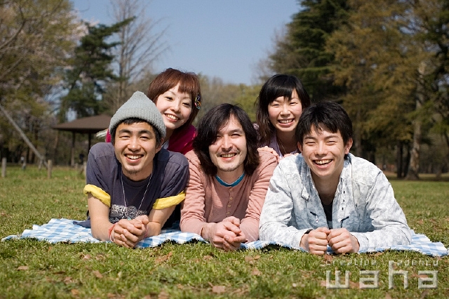 イラスト＆写真のストックフォトwaha（ワーハ）　人物、日本人、若者、公園、正面、上半身、グループ、仲間、集合、寝そべる、腹這い、嬉しい、楽しい、並ぶ　t8yg-0183b