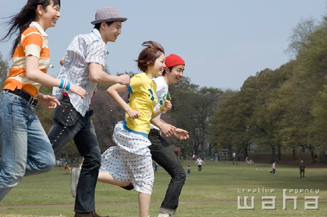 イラスト＆写真のストックフォトwaha（ワーハ）　人物、日本人、若者、走る、公園、横向き、横顔、全身、ローアングル、グループ、仲間、競争、駆けっこ、遊ぶ、青空、楽しい、あそぶ、あそび、遊ぶ、遊び　t8yg-0198b