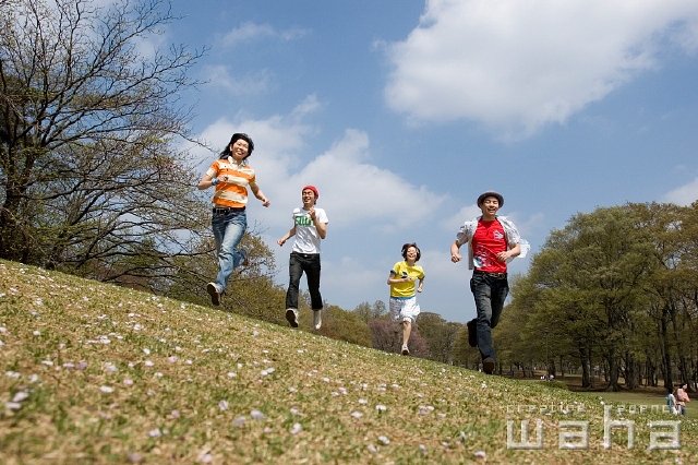 イラスト＆写真のストックフォトwaha（ワーハ）　人物、日本人、若者、走る、公園、春、正面、全身、ローアングル、グループ、仲間、競争、駆けっこ、遊ぶ、青空、楽しい、あそぶ、あそび、遊ぶ、遊び、季節、四季　t8yg-0207b