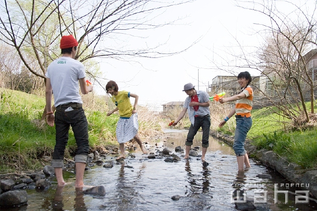 人物 日本人 若者 後ろ姿 背中 正面 全身 グループ 仲間 裸足 水鉄砲 水遊び 小川 後姿 後ろ姿 うしろ姿 背中 フォト作品紹介 イラスト 写真のストックフォトwaha ワーハ カンプデータは無料