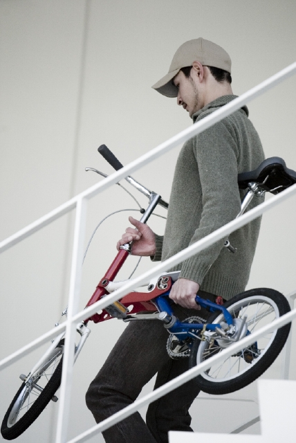 イラスト＆写真のストックフォトwaha（ワーハ）　人物、日本人、男性、20代、30代、1人、屋内、自転車、乗り物、持つ、運ぶ　w1-0010bv