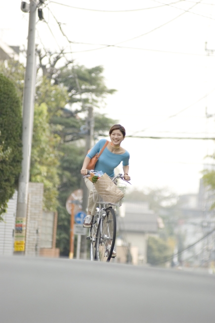 イラスト＆写真のストックフォトwaha（ワーハ）　人物、日本人、女性、30代、20代、1人、屋外、町、ショッピング、乗り物、自転車、町、町並、町並み、道路、道　w1-0427bv