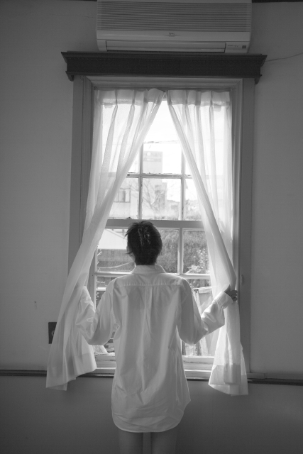 人物 日本人 女性 30代 代 1人 屋内 住宅 家 部屋 朝 後ろ姿 窓 カーテン 開ける 後姿 後ろ姿 うしろ姿 背中 フォト作品紹介 イラスト 写真のストックフォトwaha ワーハ