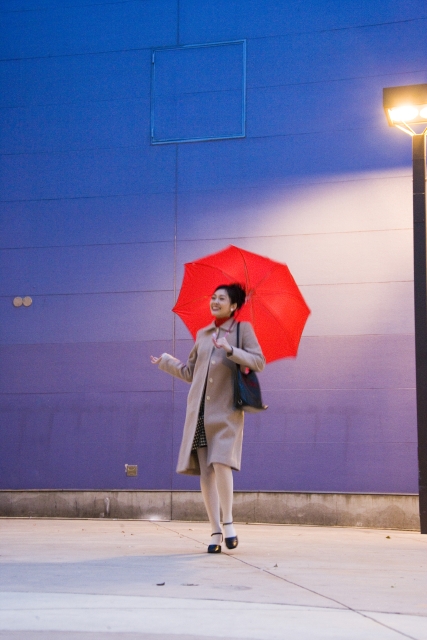 イラスト＆写真のストックフォトwaha（ワーハ）　人物、日本人、女性、30代、20代、1人、屋外、街、歩く、傘、全身　w1-0856bv
