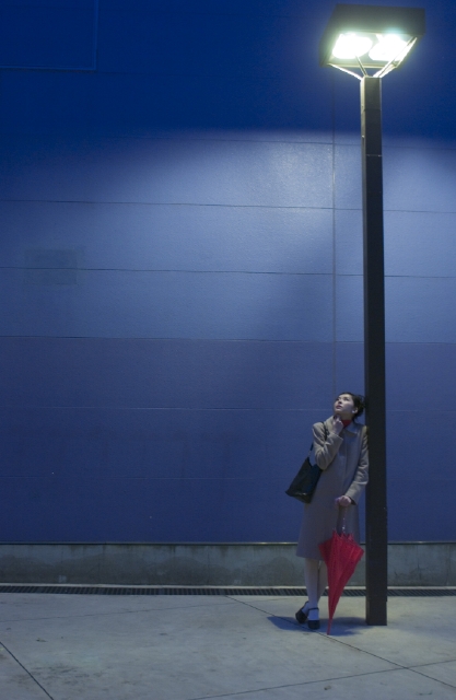 人物 日本人 女性 30代 代 1人 屋外 街 立つ 見上げる 全身 傘 夜 夜景 フォト作品紹介 イラスト 写真のストックフォトwaha ワーハ