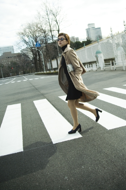 イラスト＆写真のストックフォトwaha（ワーハ）　人物、日本人、女性、20代、30代、1人、屋外、街、歩く、全身、横向き、サングラス、コート　w1-1053bv