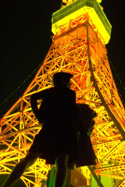 人物 日本人 女性 屋外 公園 全身 夜 東京タワー イルミネーション シルエット 夜景 街 街並み 街並 夜景 フォト作品紹介 イラスト 写真のストックフォトwaha ワーハ カンプデータは無料