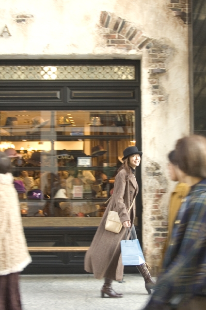人物 日本人 女性 代 30代 1人 屋外 街 ショッピング 歩く 横向き 全身 街 街並 街並み フォト作品紹介 イラスト 写真のストックフォトwaha ワーハ カンプデータは無料