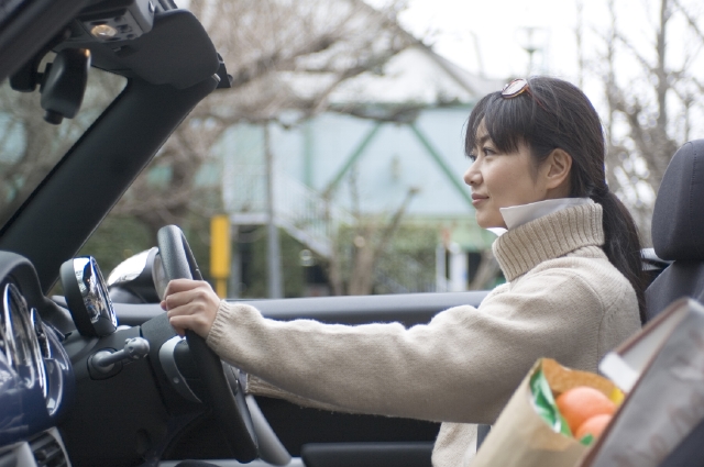 人物 日本人 女性 30代 40代 1人 屋外 乗り物 自動車 ドライブ オープンカー 上半身 横向き オープンカー 車内 フォト作品紹介 イラスト 写真のストックフォトwaha ワーハ カンプデータは無料