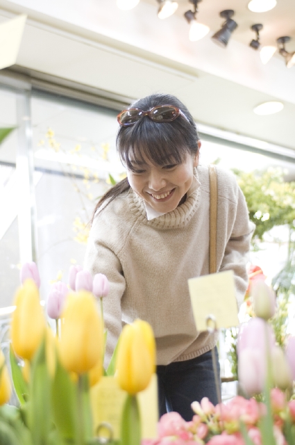 イラスト＆写真のストックフォトwaha（ワーハ）　人物、日本人、女性、30代、40代、1人、屋内、店、花屋、ショッピング、上半身、花　w1-1401bv