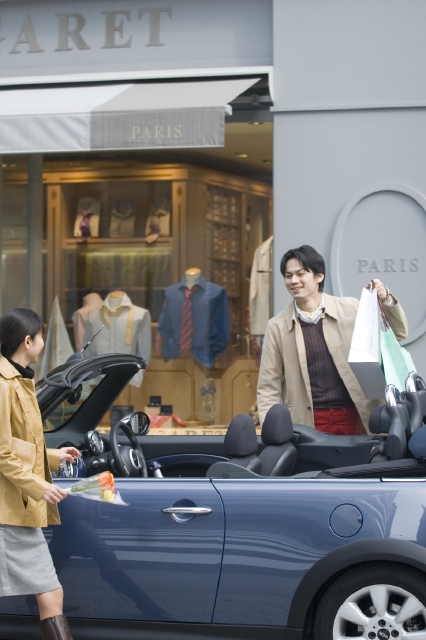 人物 日本人 男性 女性 30代 40代 2人 夫婦 カップル 屋外 ショッピング 上半身 乗り物 自動車 オープンカー 運ぶ 街 街並 街並み オープンカー フォト作品紹介 イラスト 写真のストックフォトwaha ワーハ カンプデータは無料