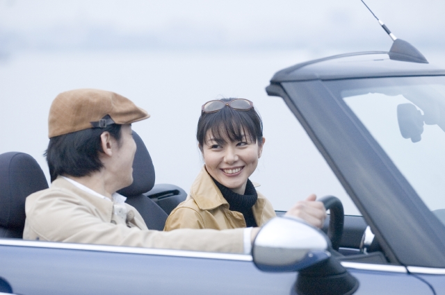 人物 日本人 男性 女性 30代 40代 2人 夫婦 カップル 屋外 上半身 乗り物 自動車 オープンカー オープンカー 車内 フォト作品紹介 イラスト 写真のストックフォトwaha ワーハ カンプデータは無料