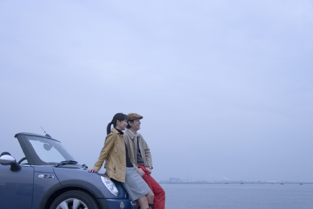 人物 日本人 男性 女性 30代 40代 2人 夫婦 カップル 屋外 港 上半身 乗り物 自動車 オープンカー オープンカー 海 うみ フォト作品紹介 イラスト 写真のストックフォトwaha ワーハ カンプデータは無料