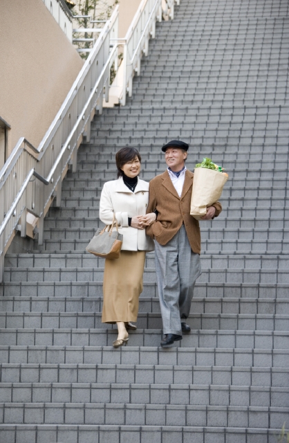 人物 日本人 男性 女性 50代 シニア 2人 夫婦 屋外 町 歩く 手をつなぐ 持つ 全身 正面 腕 組む 腕を組 フォト作品紹介 イラスト 写真のストックフォトwaha ワーハ カンプデータは無料