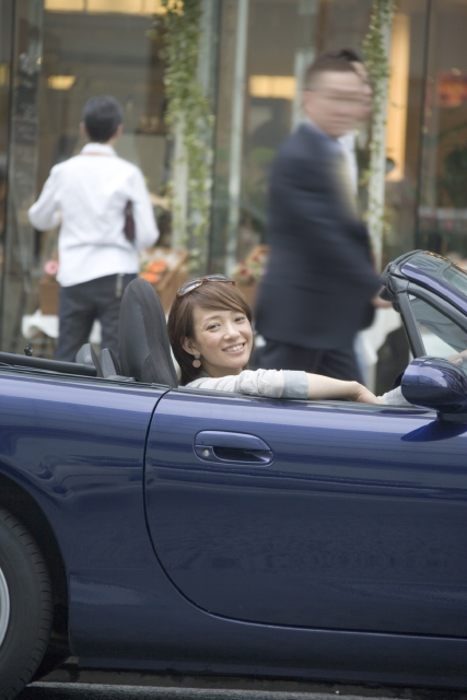 人物 日本人 女性 代 30代 1人 屋外 乗り物 自動車 オープンカー ドライブ 上半身 街 街並 街並み オープンカー フォト作品紹介 イラスト 写真のストックフォトwaha ワーハ カンプデータは無料