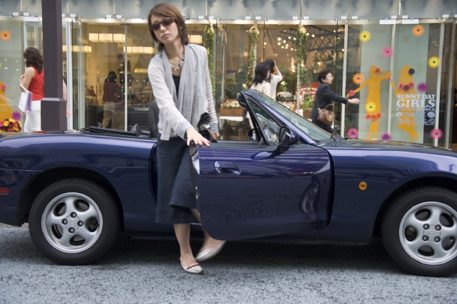 人物 日本人 女性 代 30代 1人 屋外 乗り物 自動車 オープンカー ドライブ 全身 サングラス 街 街並 街並み オープンカー 車内 フォト作品紹介 イラスト 写真のストックフォトwaha ワーハ カンプデータは無料