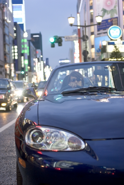 人物 日本人 女性 代 30代 1人 屋外 乗り物 自動車 オープンカー ドライブ 上半身 正面 サングラス 夜 街 街並 街並み オープンカー 車内 夜景 フォト作品紹介 イラスト 写真のストックフォトwaha ワーハ カンプデータは無料