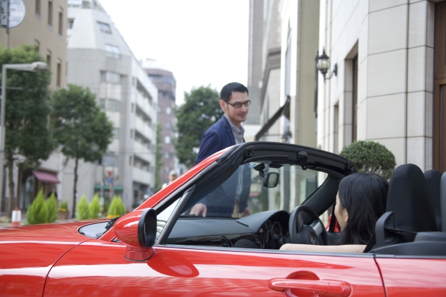 人物 日本人 女性 男性 代 30代 カップル 夫婦 2人 屋外 街 ドライブ 乗り物 自動車 オープンカー 街 街並 街並み オープンカー フォト作品紹介 イラスト 写真のストックフォトwaha ワーハ カンプデータは無料