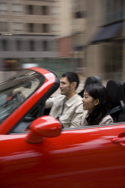 人物 日本人 女性 男性 代 30代 カップル 夫婦 2人 屋外 街 ドライブ 乗り物 自動車 オープンカー 街 街並 街並み オープンカー 車内 フォト作品紹介 イラスト 写真のストックフォトwaha ワーハ カンプデータは無料