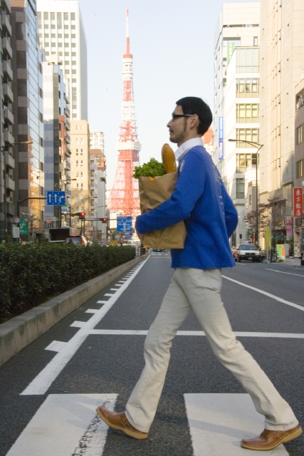 人物、日本人、男性、20代、30代、1人、屋外、町、街、歩く、上半身、横向き、持つ、東京タワー、街、街並、街並み、モーニング、朝食、ランチ