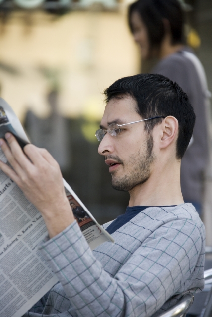 人物、日本人、男性、20代、30代、1人、屋外、街、町、公園、カフェ、座る、読む、新聞、横顔、モーニング、朝食、ランチ、昼食 フォト作品