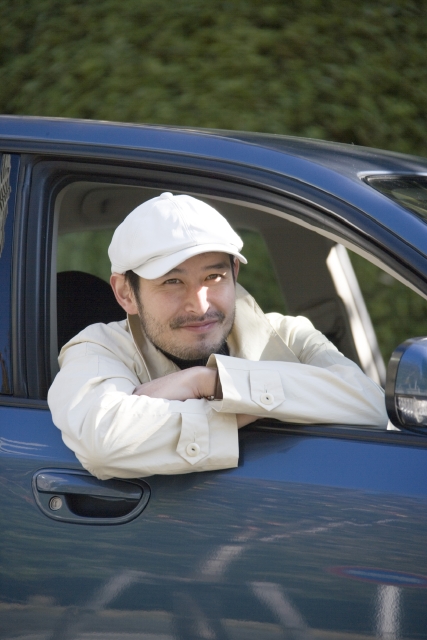 イラスト＆写真のストックフォトwaha（ワーハ）　人物、日本人、男性、20代、30代、1人、屋外、乗り物、自動車、正面、帽子、車内、笑顔、笑い、笑う、スマイル　w1-2260bv