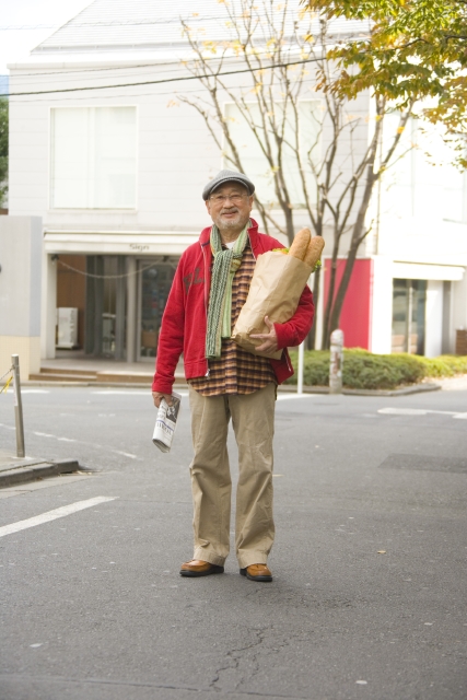 イラスト＆写真のストックフォトwaha（ワーハ）　人物、日本人、男性、シニア、1人、屋外、町、全身、正面、ポートレート、ショッピング、持つ、フランスパン、モーニング、朝食、ランチ、昼食、季節、四季　w1-2450bv