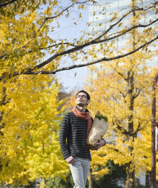 人物 日本人 男性 代 30代 1人 屋外 町 公園 秋 上半身 ショッピング 持つ フランスパン モーニング 朝食 ランチ 昼食 いちょう 銀杏 銀杏並木 並木道 季節 四季 フォト作品紹介 イラスト 写真のストックフォトwaha ワーハ カンプデータ