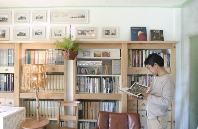 イラスト＆写真のストックフォトwaha（ワーハ）　人物、日本人、男性、40代、50代、中高年、1人、上半身、横向き、屋内、住宅、家、リビング、書斎、読　w1-2697bv