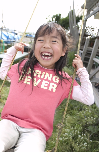 人物 日本人 子供 女の子 1人 屋外 庭 ブランコ 上半身 笑顔 ぶらんこ 遊び あそび 遊ぶ あそぶ元気 げんき 笑顔 笑い 笑う スマイル 電車 こども 子ども 子供 フォト作品紹介 イラスト 写真のストックフォトwaha ワーハ カンプデータは無料