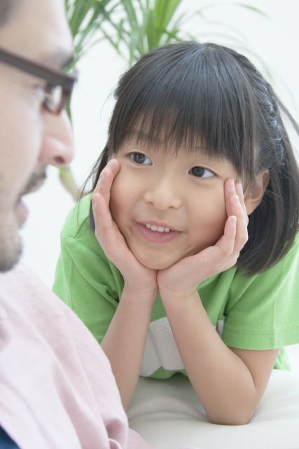 イラスト＆写真のストックフォトwaha（ワーハ）　人物、日本人、家族、親子、父、子供、娘、女の子、2人、屋内、住宅、家、マンション、リビング、見る、コミュニケーション　w1-3180bv