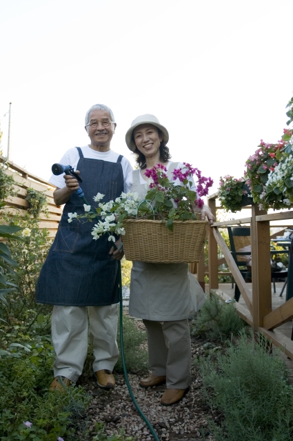 イラスト＆写真のストックフォトwaha（ワーハ）　人物、日本人、男性、女性、50代、シニア、夫婦、2人、屋外、庭、ガーデニング、全身、正面　w1-3413bv