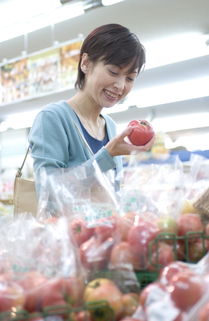 人物 日本人 女性 代 30代 屋内 店 スーパー 上半身 持つ 野菜 見る 選ぶ ショッピング フォト作品紹介 イラスト 写真のストックフォトwaha ワーハ カンプデータは無料